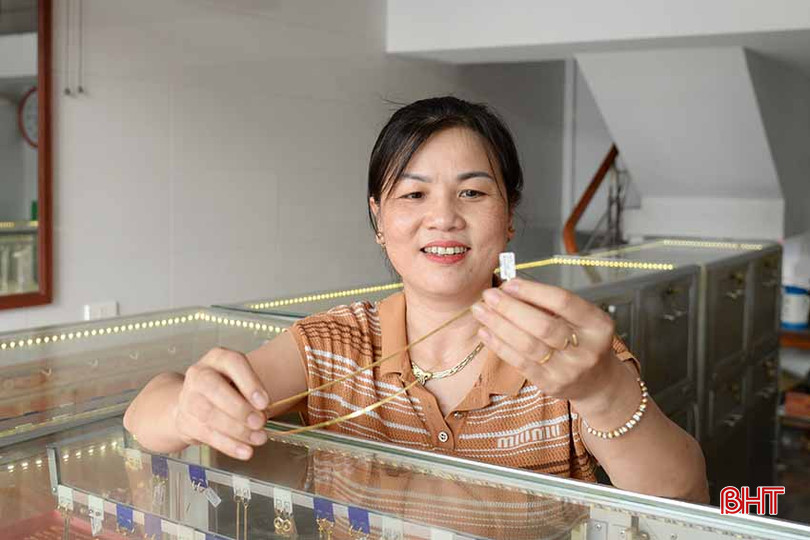 Để tránh sự cố trong mua bán, chị Thủy thường cầm trên tay các mặt hàng cho khách xem. v1.jpg
