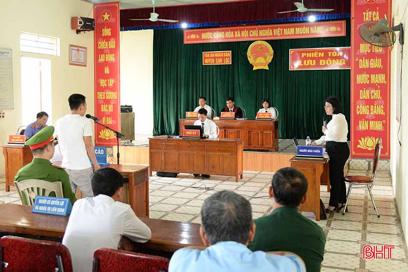 Phiên toà được tổ chức lưu động tại nhà văn hoá thôn Vĩnh Xuân nhằm tuyên truyền, giáo dục, nâng cao ý thức pháp luật của người dân. t2.jpg