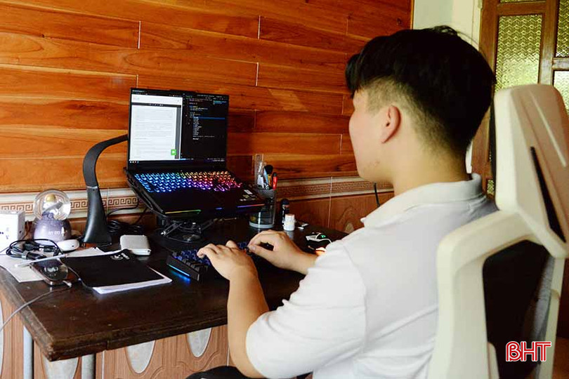 Tự tìm tòi các tài liệu môn Tin học trên Internet là phương pháp học hiệu quả của Tuấn Anh. 1.jpg
