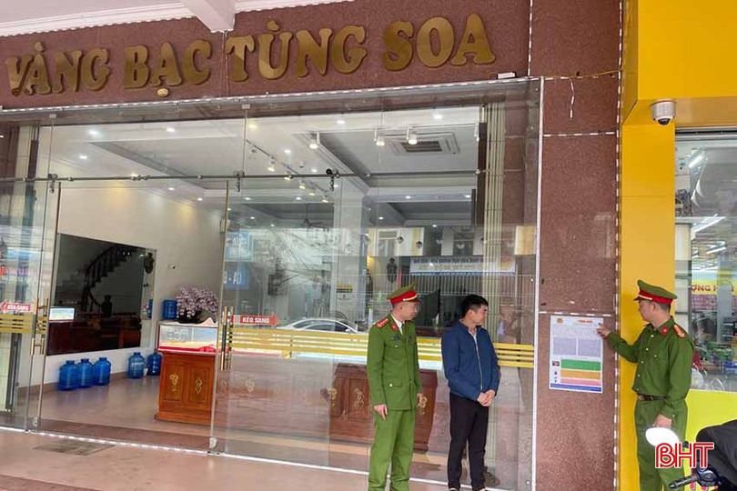 Công an thị trấn Đức Thọ dán áp phích tuyên truyền phòng ngừa trộm cướp tại các tiệm vàng. v6.jpg
