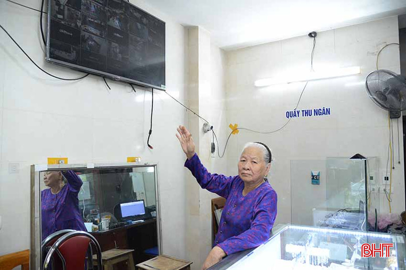 Bà Nguyễn Thị Xuân trang bị hơn 20 camera độ phân giải cao để kiểm soát cửa hàng. v3.jpg