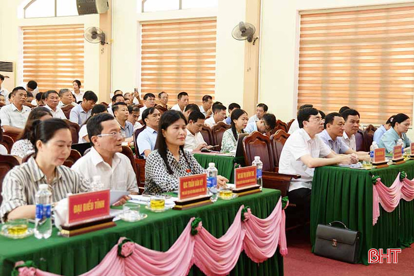 Các đại biểu tham dự buổi tiếp xúc cử tri. QH1.jpg