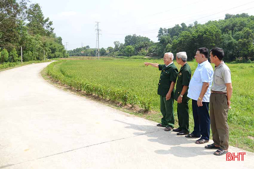 Ông Đoàn Xuân Liên đã hiến hơn 200 m2 đất sản xuất trong quá trình mở tuyến đường phát triển KT-XH phía Tây xã Sơn Trường. q4.jpg