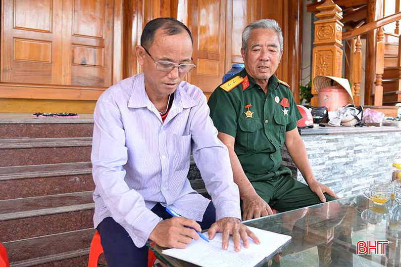 Ông Nguyễn Chỉ Thuận (bên trái) liệt kê những hộ gia đình khó khăn của thôn để phối hợp cùng ông Võ Quang Tạo lên kế hoạch hỗ trợ. CB4.jpg