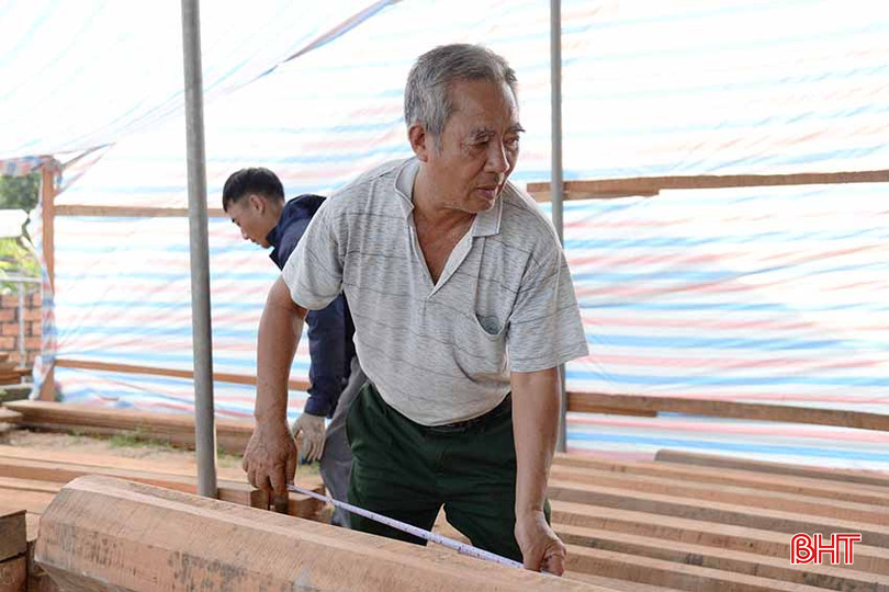 Mỗi năm, xưởng gỗ của ông Võ Quang Tạo đạt doanh thu từ 4 - 5 tỷ đồng. cb3.jpg