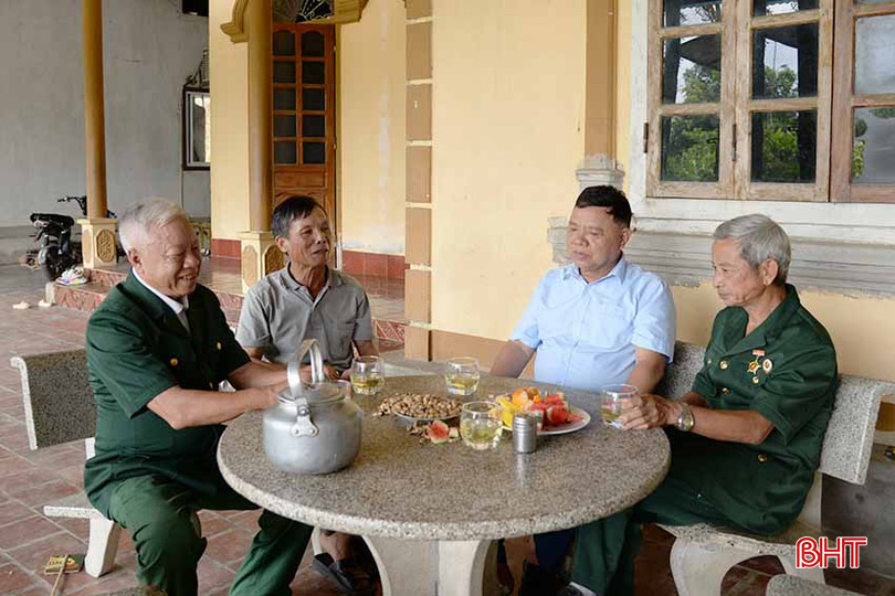 Ông Liên (ngoài cùng bên trái) luôn năng nổ, tham mưu nhiều ý kiến với cán bộ địa phương trong quá trình xây dựng NTM. q2.jpg
