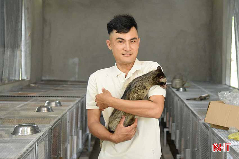 Anh Phan Hữu Sơn - chủ mô hình nuôi chồn hương tại Hương Sơn. c1.jpg