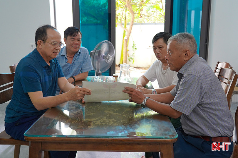 Ông Hùng (bên phải) cùng các cựu binh ôn lại những kỷ niệm thời chiến. h2.jpg