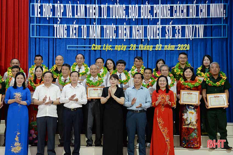 Các đại biểu trao giấy khen cho 10 tập thể, 10 cá nhân điển hình về học tập và làm theo tư tưởng, đạo đức, phong cách Hồ Chí Minh giai đoạn 2021 – 2024. c6.jpg