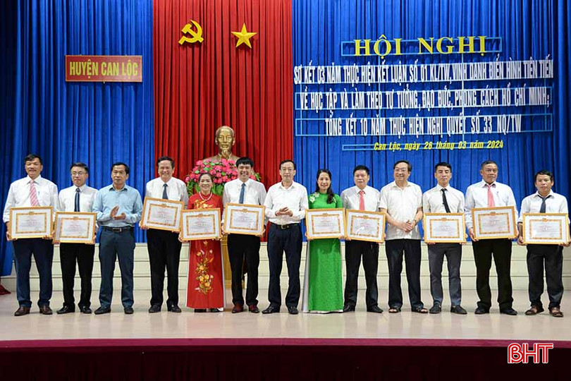 ... và khen thưởng 5 tập thể, 5 cá nhân có thành tích trong 10 năm thực hiện Nghị quyết 33-NQ/TW. 7c.jpg