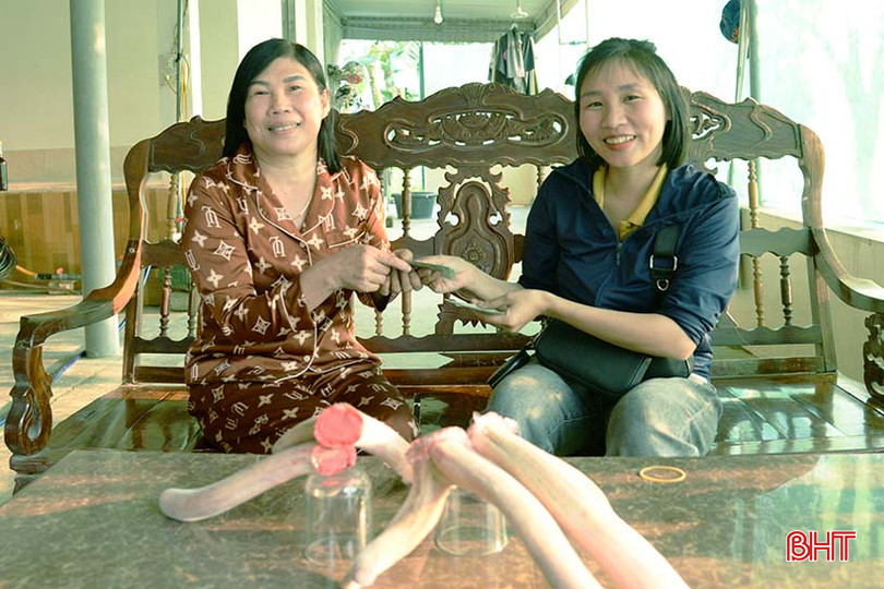 Bà Đoàn Thị Bích Thuỷ (bên trái) bán 2 cặp nhung với tổng giá trị gần 13 triệu đồng. B3.jpg