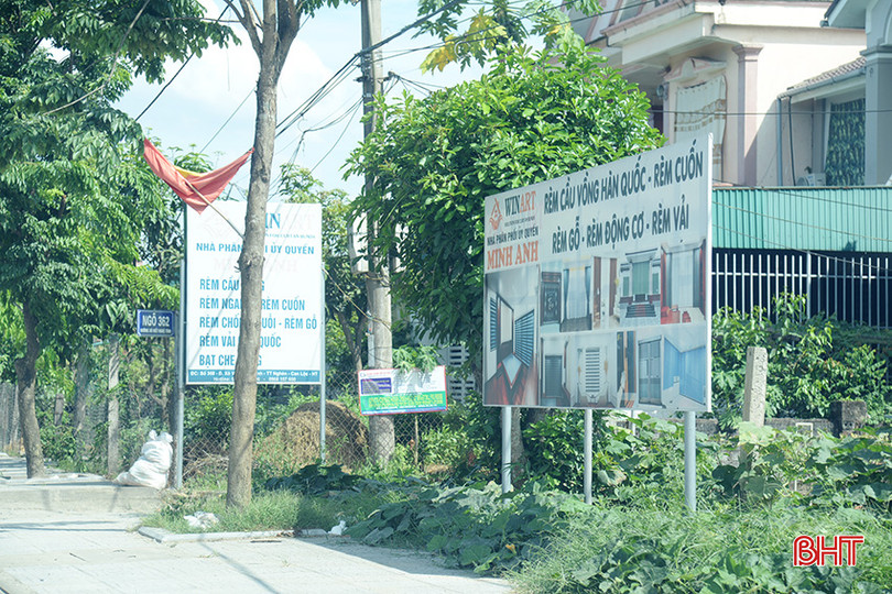Biển quảng cáo cỡ lớn đua nhau chiếm lĩnh cả chiều dọc lẫn chiều ngang của vỉa hè. 3.jpg