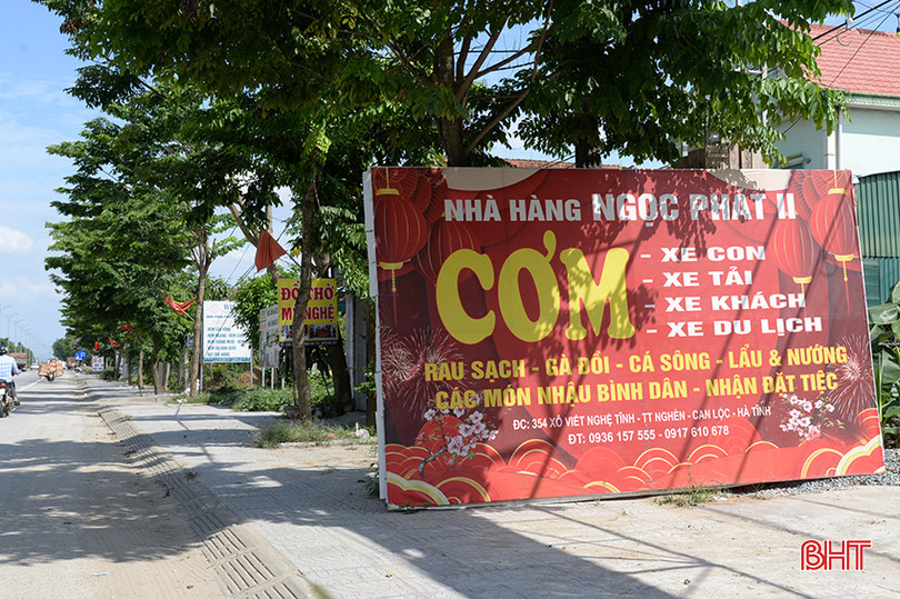 Tận dụng vị trí “mặt tiền” quốc lộ, nhiều hộ kinh doanh trên địa bàn thị trấn Nghèn (huyện Can Lộc) thản nhiên đặt các biển quảng cáo khổ lớn gây mất mỹ quan, lấn chiếm vỉa hè. 1.jpg