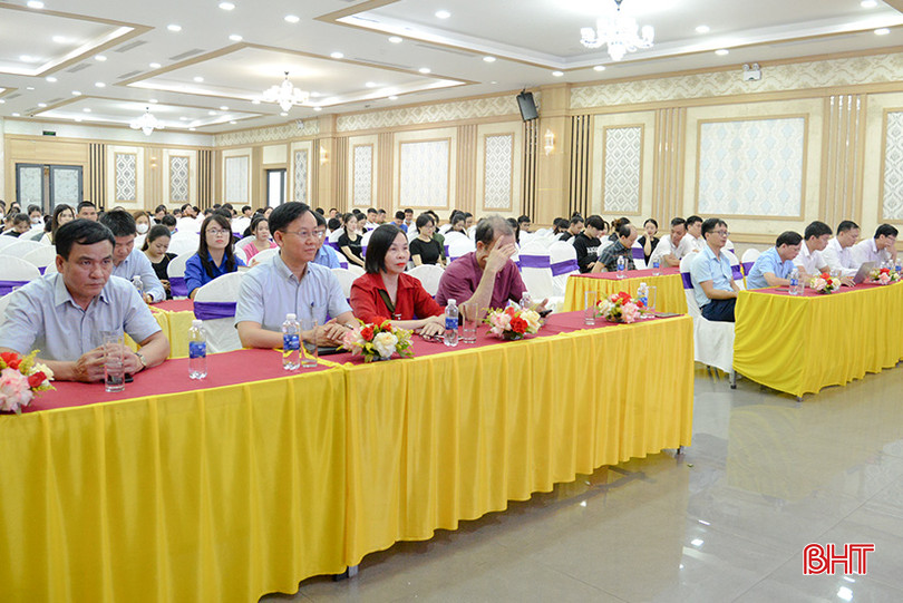 Các đại biểu tham dự lễ mít tinh. mt1.jpg