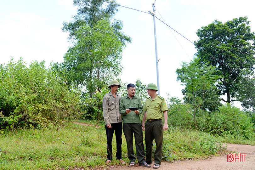 Cán bộ Hạt Kiểm lâm huyện Hương Sơn hướng dẫn người dân thôn Vực Rồng cách kiểm tra người ra vào cửa rừng theo mốc thời gian bằng camera. kl5.jpg