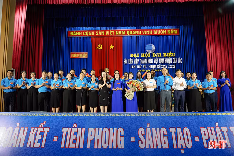 Đại diện lãnh đạo ban, ngành cấp tỉnh, Tỉnh đoàn, Hội LHTN tỉnh, huyện Can Lộc tặng hoa chúc mừng các Ủy viên Hội LHTN huyện nhiệm kỳ 2024 - 2029.