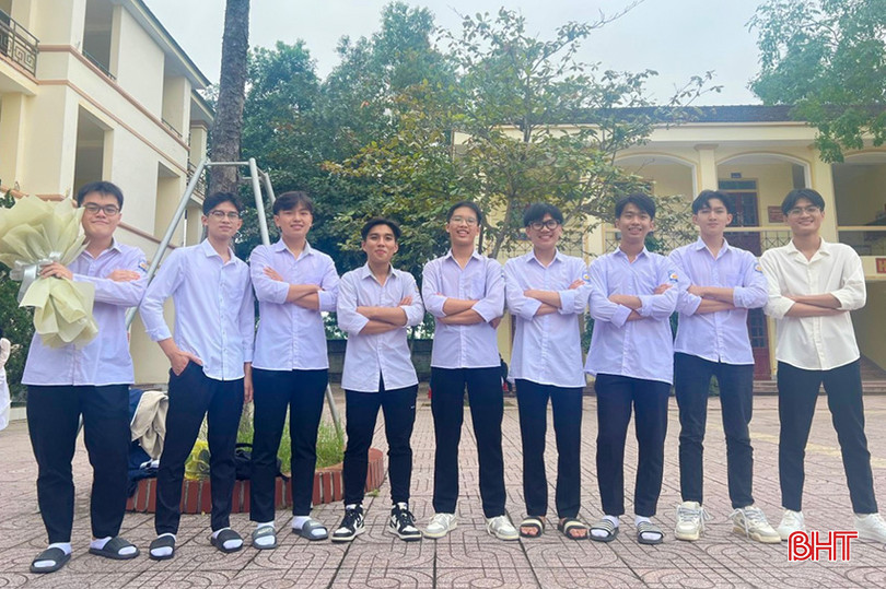 Đức Huy (ngoài cùng bên trái) luôn đặt việc kết nối bạn bè để chia sẻ kinh nghiệm học tập và cùng giải trí lên hàng đầu. ĐH4.jpg