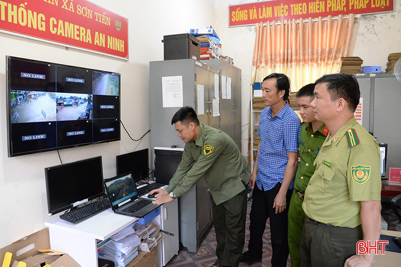 Hệ thống camera tại các cửa rừng được tích hợp vào hệ thống giám sát của Công an xã Sơn Tiến. kl3.jpg