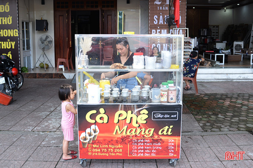 Chị Nguyễn Thị Mai Linh lựa chọn mô hình kinh doanh bán cà phê mang đi bởi chi phí vận hành thấp. cf4.jpg