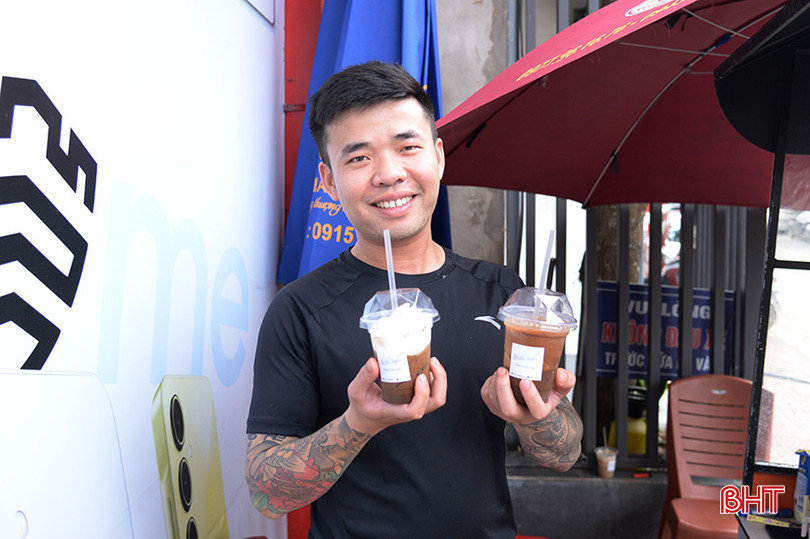 Giá thành đồ uống tại quầy cà phê mang đi thấp hơn so với các quán cà phê từ 5 – 7 ngàn đồng/ly. cf3.jpg