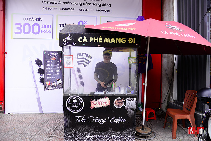 Quầy bán cà phê mang đi của anh Điện Văn Vũ thiết kế khá đơn giản, giá thành rẻ. cf1.jpg