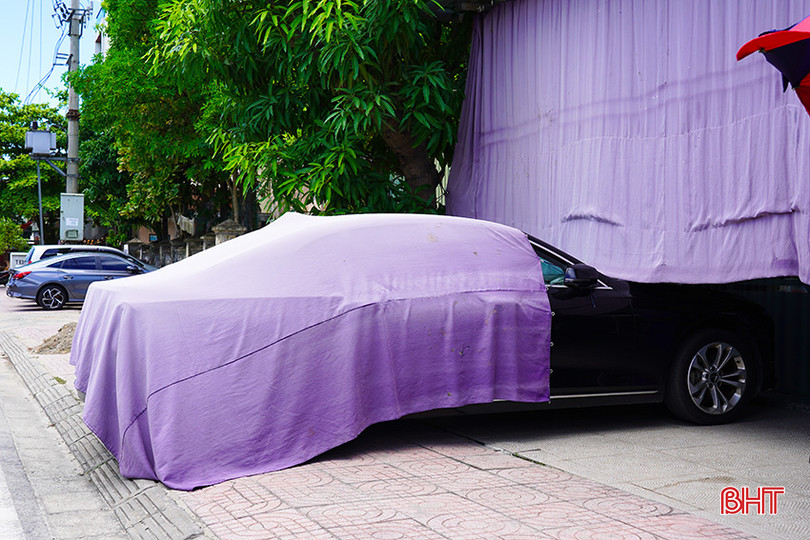 Để giảm tác hại từ thời tiết, các chủ xe ở TP. Hà Tĩnh đã sử dụng nhiều giải pháp để chống nắng, chống nóng, bảo vệ xe. Một trong những giải pháp đơn giản là tìm chỗ đỗ có bóng mát, tránh ánh nắng mặt trời chiếu trực tiếp, hoặc tận dụng các vật liệu sẵn có như: vải, bạt, bìa carton... để che chắn các phía cho phương tiện, nhằm giảm tác hại từ ánh nắng mặt trời đến nội và ngoại thất của xe.