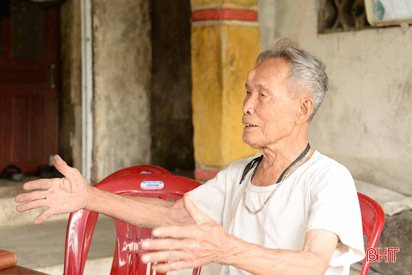 Ông Nguyễn Duy Hữu - nguyên Xã đội phó xã Tiến Lộc cũ kể lại quá trình ném bom của giặc Mỹ. d2.jpg