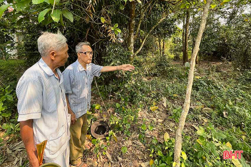 Ông Nguyễn Duy Hữu (người đeo kính) cùng người nhà liệt sĩ Ngô Thị Thiệp tại khu vực kho lương thực của HTX Tiến Lộc - điểm khâm liệm các liệt sỹ. d7.jpg
