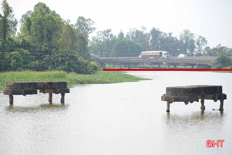 Khu vực cầu Già cũ bị bắn phá trước đây nay chỉ còn lại 2 mố cầu, cách cầu Già mới (phần gạch đỏ) khoảng 50m. d8.jpg