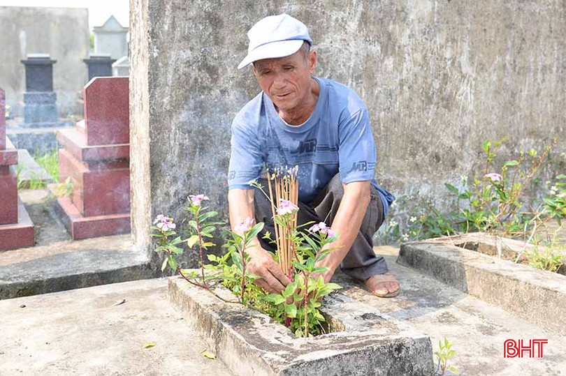 Ông Phạm Tiến Hà bên mộ phần của cha mình. d5.jpg