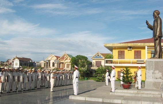 Lực lượng CA Hà Tĩnh báo công tại Khu lưu niệm Bác Hồ. Ảnh: Hồng Phú Lực lượng CA Hà Tĩnh báo công tại Khu lưu niệm Bác Hồ. Ảnh: Hồng Phú