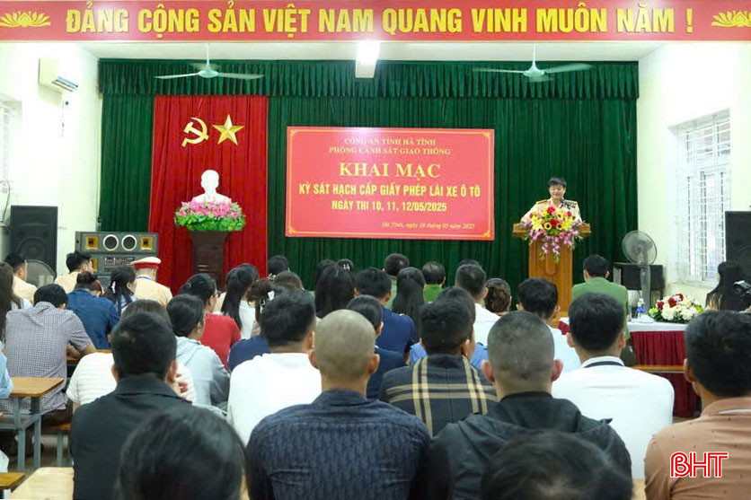 Cán bộ Phòng Cảnh sát giao thông Công an Hà Tĩnh phổ biến quy chế thi cho 226 học viên tham gia ngày thi đầu tiên. bqbht_br_anh-1.jpg