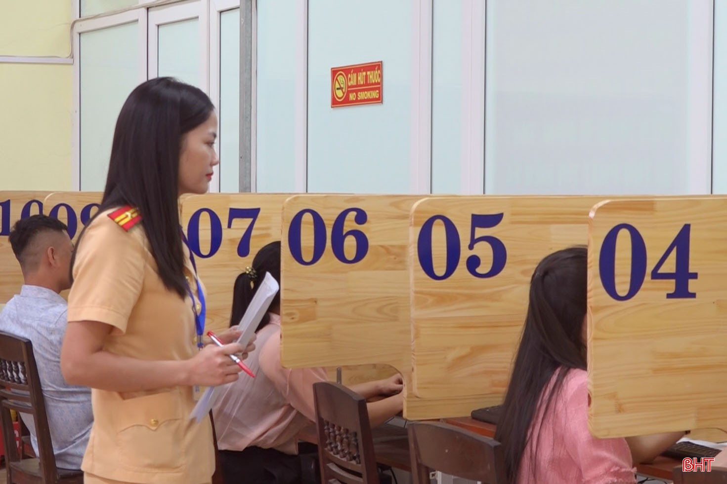 Các thí sinh được cán bộ CSGT, sát hạch viên hướng dẫn thực hiện các phần thi một cách tận tình. bqbht_br_anh-2a.jpg