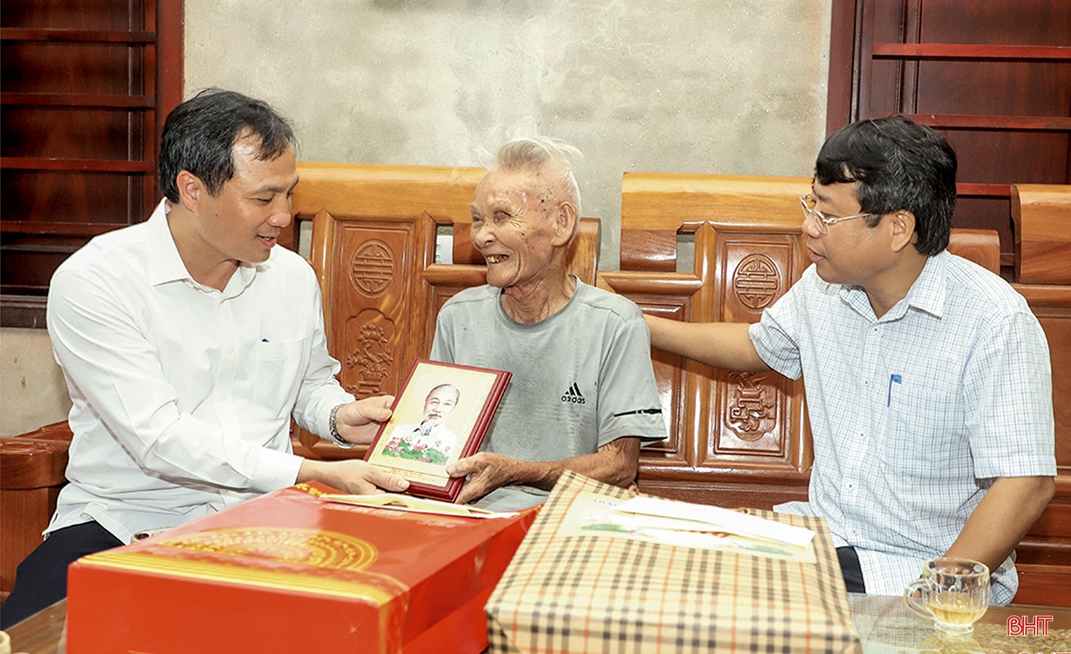 Lãnh đạo tỉnh thăm hỏi, tặng quà người có công với cách mạng trên địa bàn TP Hà Tĩnh. Phát huy đoàn kết, nhân lên các giá trị truyền thống, đưa Hà Tĩnh phát triển toàn diện, bền vững