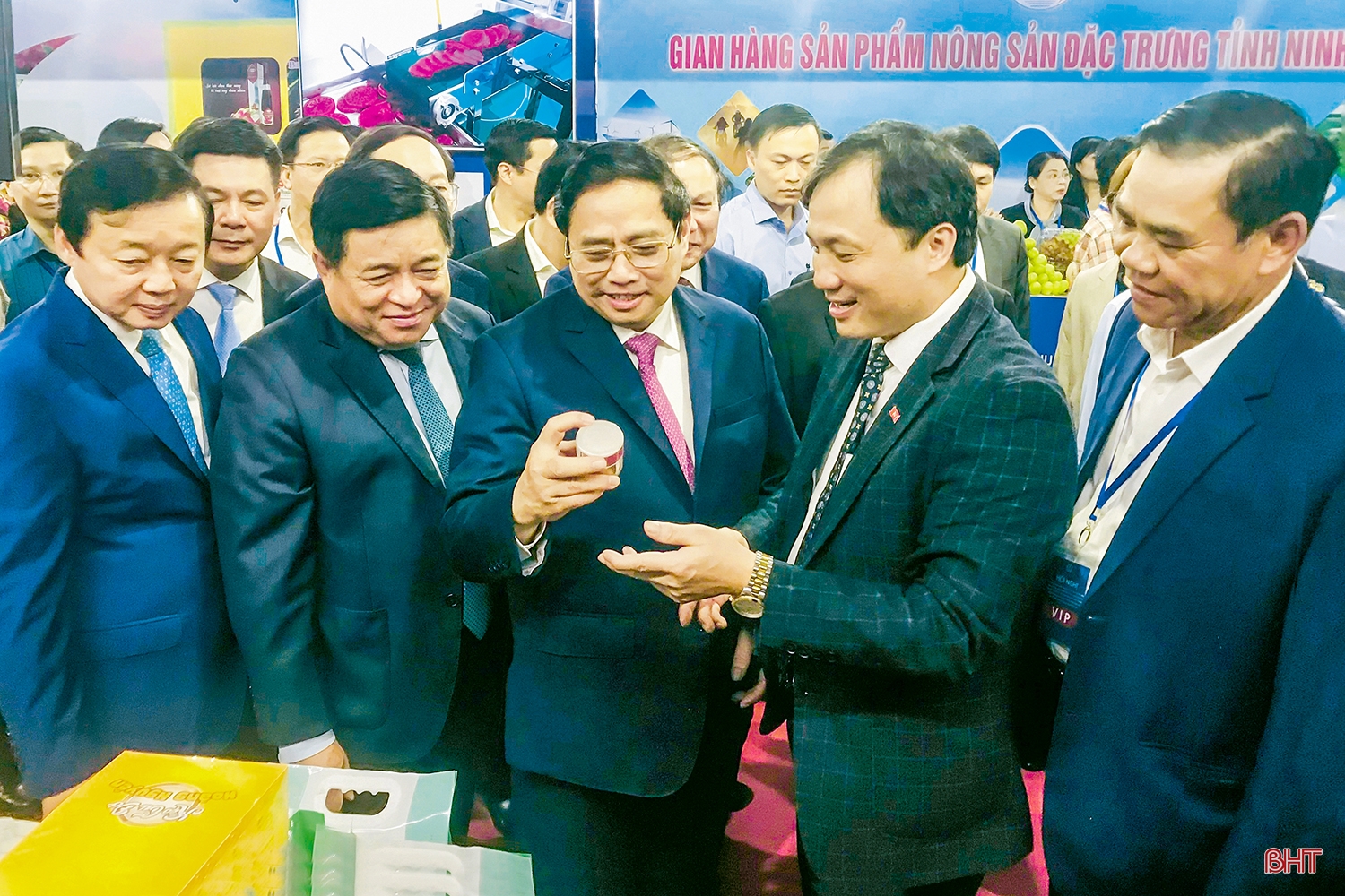 Lãnh đạo tỉnh Hà Tĩnh giới thiệu với Thủ tướng Chính phủ Phạm Minh Chính, Phó Thủ tướng Chính phủ Trần Hồng Hà và lãnh đạo các bộ, ngành về sản phẩm tiêu biểu của Hà Tĩnh (tháng 2/2023). Phát huy đoàn kết, nhân lên các giá trị truyền thống, đưa Hà Tĩnh phát triển toàn diện, bền vững