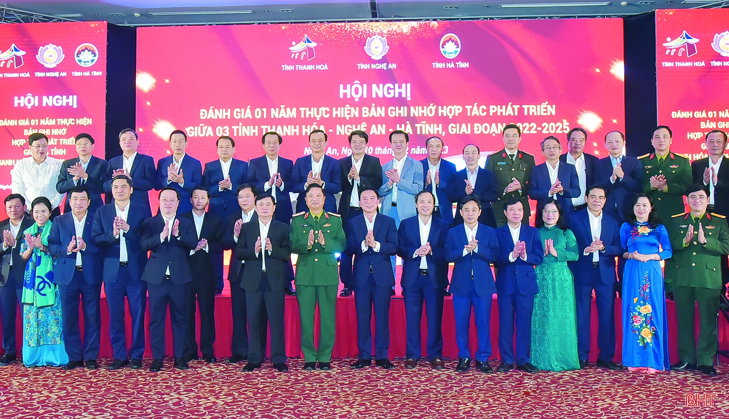Các đồng chí lãnh đạo 3 tỉnh Nghệ An, Thanh Hóa, Hà Tĩnh chụp ảnh lưu niệm bên lề Hội nghị đánh giá 1 năm thực hiện bản ghi nhớ hợp tác phát triển giữa 3 địa phương (tháng 12/2023). Phát huy đoàn kết, nhân lên các giá trị truyền thống, đưa Hà Tĩnh phát triển toàn diện, bền vững