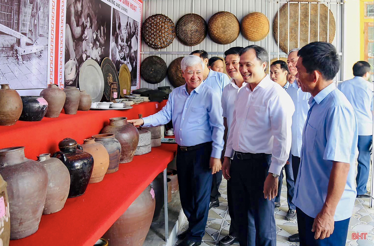 Chủ tịch Ủy ban Trung ương MTTQ Việt Nam Đỗ Văn Chiến, Bí thư Tỉnh ủy Hoàng Trung Dũng và đoàn công tác tham quan mô hình nhà văn hóa cộng đồng thôn Thượng Phú, xã Tượng Sơn, huyện Thạch Hà (tháng 9/2023). Phát huy đoàn kết, nhân lên các giá trị truyền thống, đưa Hà Tĩnh phát triển toàn diện, bền vững