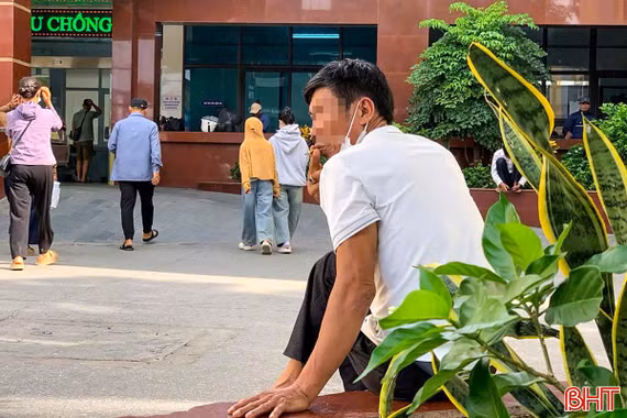 Khói thuốc lá vẫn tràn lan nơi công cộng 