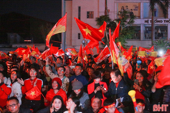 Người hâm mộ Hà Tĩnh "cháy" hết mình cùng U23 Việt Nam