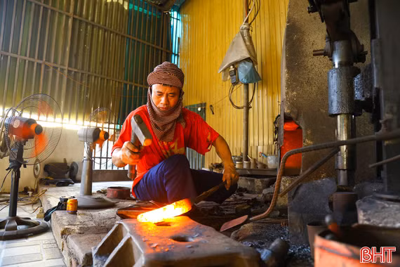 Thợ rèn "múa búa" trong lò lửa giữa ngày hè nóng bức