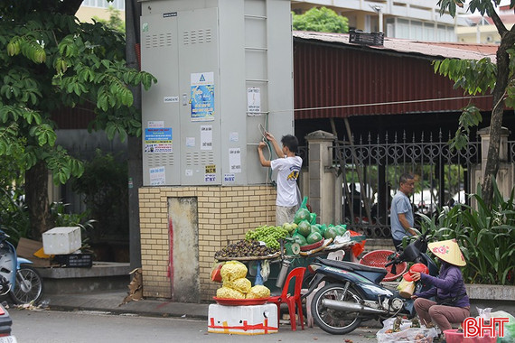 Thản nhiên buôn bán nơi “nguy hiểm chết người”