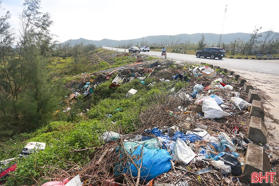 Bao giờ hết cảnh rác “bủa vây” đê biển Cổ Đạm?