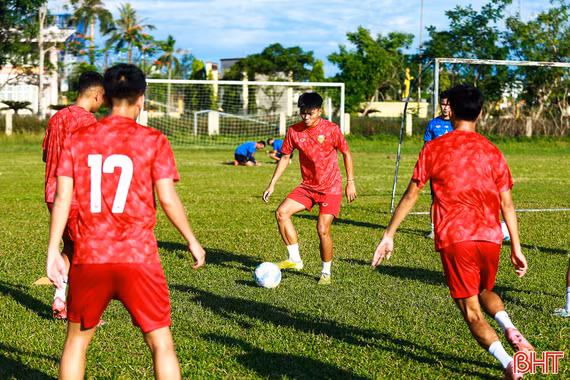 8 cầu thủ trẻ tập luyện cùng đội 1 Hồng Lĩnh Hà Tĩnh