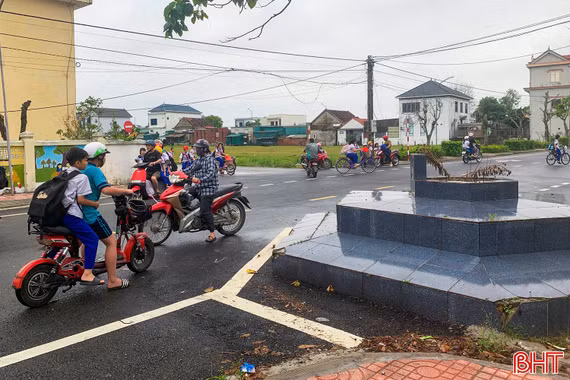 Cần sớm di dời ngôi mộ nằm trên đường dân sinh, gây cản trở giao thông