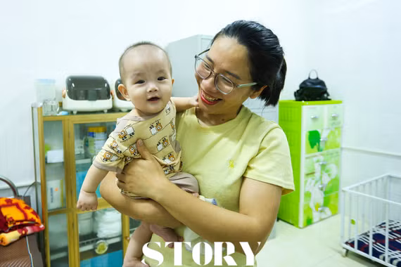 Công việc bảo mẫu ở làng trẻ không chỉ chăm lo bữa ăn, giấc ngủ, việc học hành mà còn đồng hành cùng các con trong suốt quá trình trưởng thành. Mỗi ngày, tôi bắt đầu từ sớm để chăm sóc các con, từ sinh hoạt hằng ngày đến những lúc các em ốm đau hay gặp khó khăn trong cuộc sống.