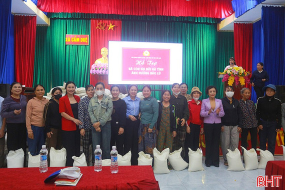 Hội Nữ doanh nhân tỉnh Ninh Bình tặng quà cho người dân vùng lũ Cẩm Duệ