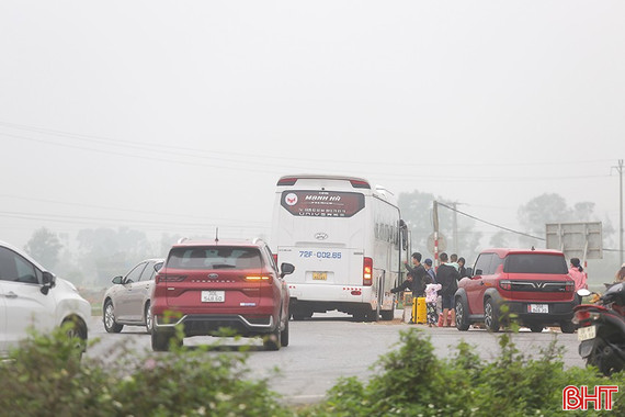  Xuất hiện "bến cóc" trước lối ra vào cao tốc Bãi Vọt - Hàm Nghi 