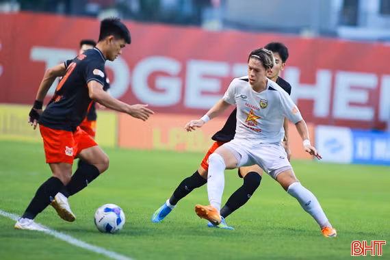 Thất bại trước Ninh Bình FC, Hồng Lĩnh Hà Tĩnh xếp thứ 8 mùa giải 2025/2026