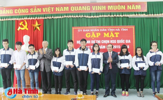 Lãnh đạo Sở GD-ĐT Hà Tĩnh tặng quà, chúc các đội tuyển gặt hái thành tích cao tại kỳ thi học sinh giỏi quốc gia năm 2016.