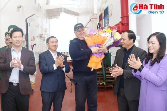Lãnh đạo Bộ GTVT và tỉnh Hà Tĩnh chúc mừng thủy thủ đoàn